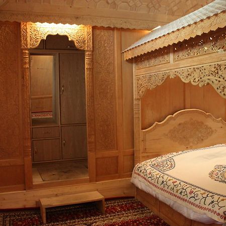 Khilona Luxury Heritage Houseboats Сринагар Экстерьер фото