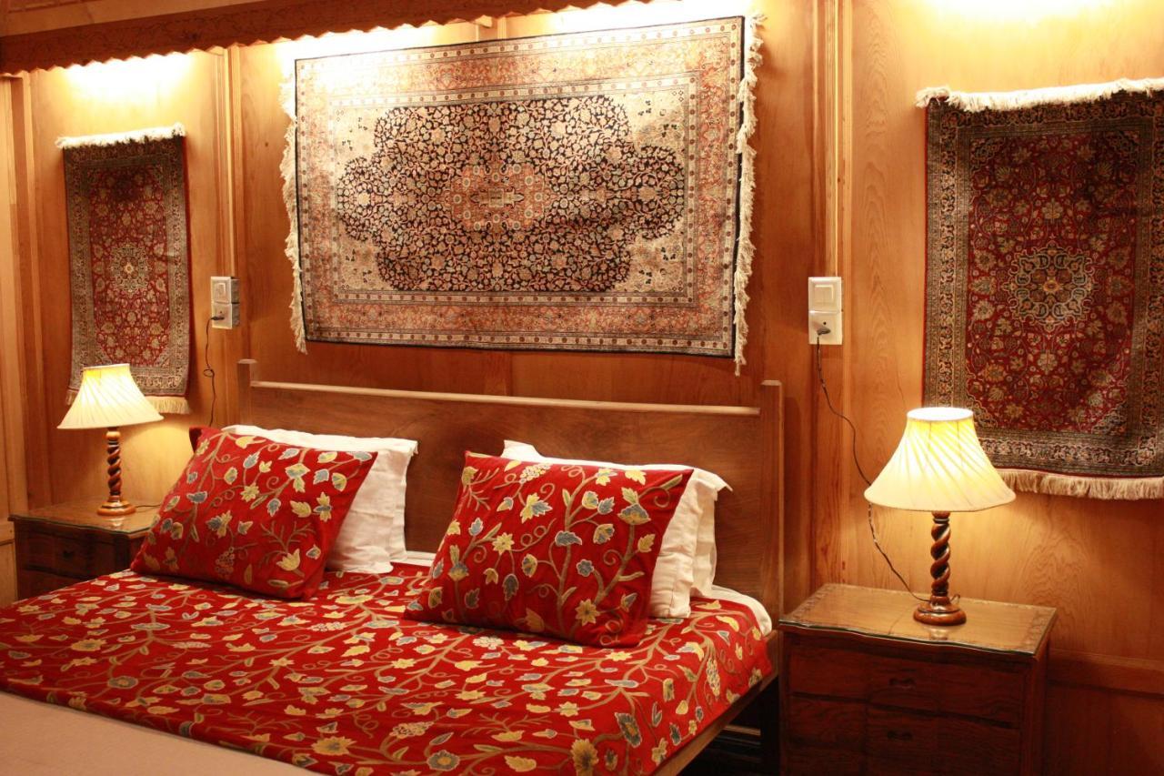 Khilona Luxury Heritage Houseboats Сринагар Экстерьер фото