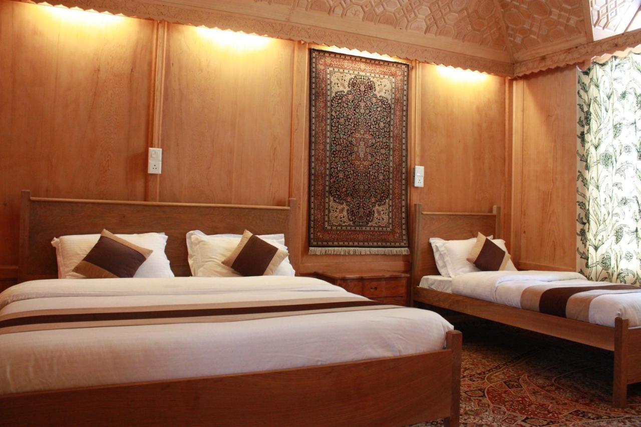 Khilona Luxury Heritage Houseboats Сринагар Экстерьер фото