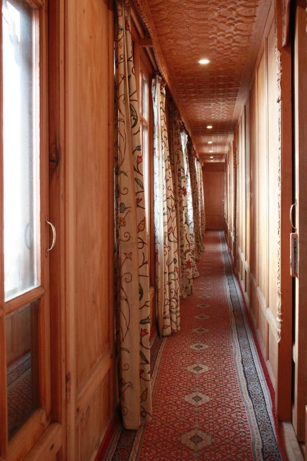 Khilona Luxury Heritage Houseboats Сринагар Экстерьер фото