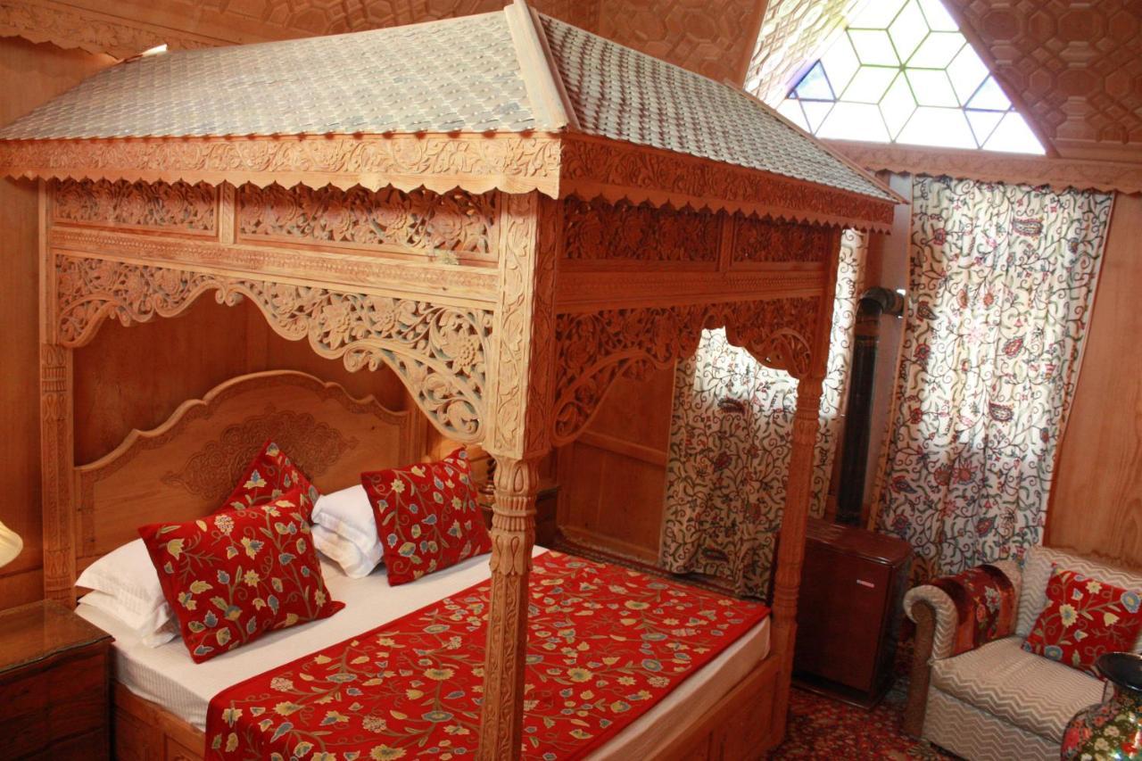Khilona Luxury Heritage Houseboats Сринагар Экстерьер фото