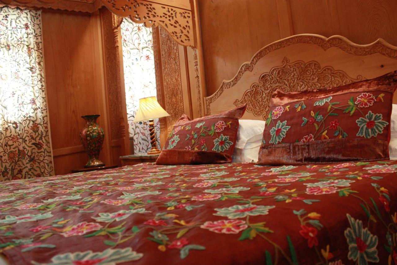 Khilona Luxury Heritage Houseboats Сринагар Экстерьер фото