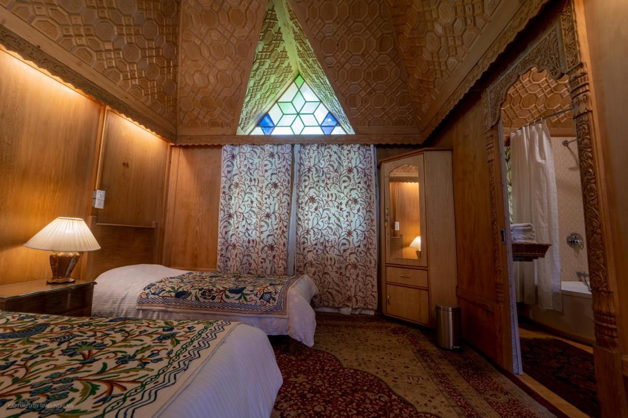 Khilona Luxury Heritage Houseboats Сринагар Экстерьер фото