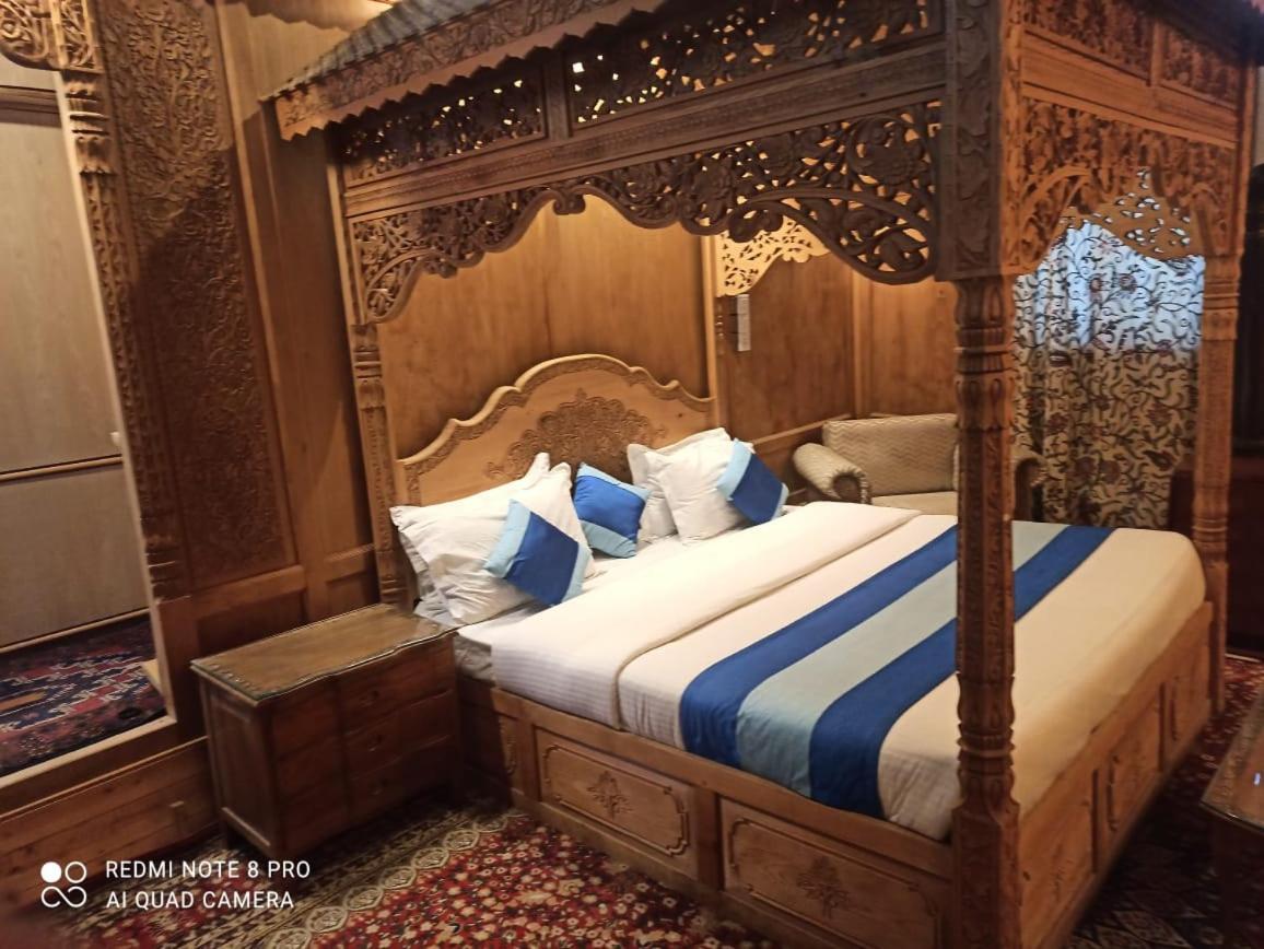 Khilona Luxury Heritage Houseboats Сринагар Экстерьер фото