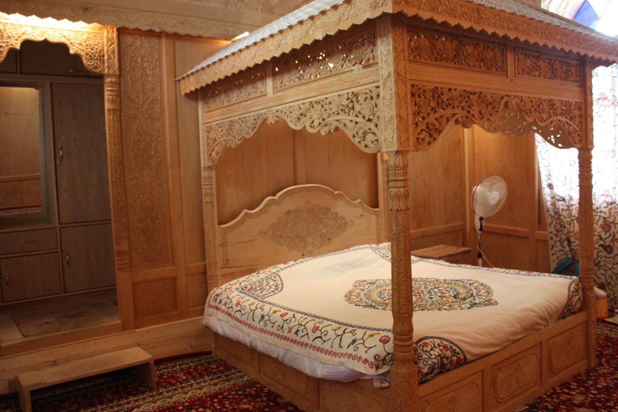 Khilona Luxury Heritage Houseboats Сринагар Экстерьер фото