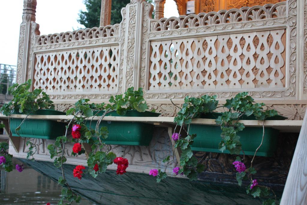 Khilona Luxury Heritage Houseboats Сринагар Экстерьер фото