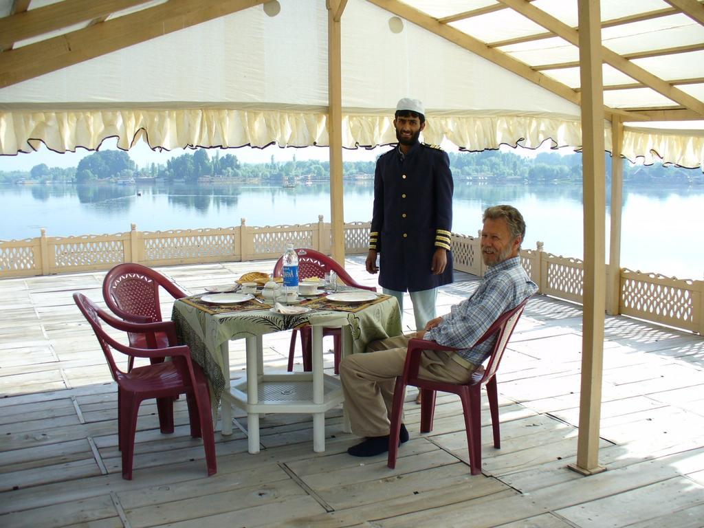 Khilona Luxury Heritage Houseboats Сринагар Экстерьер фото
